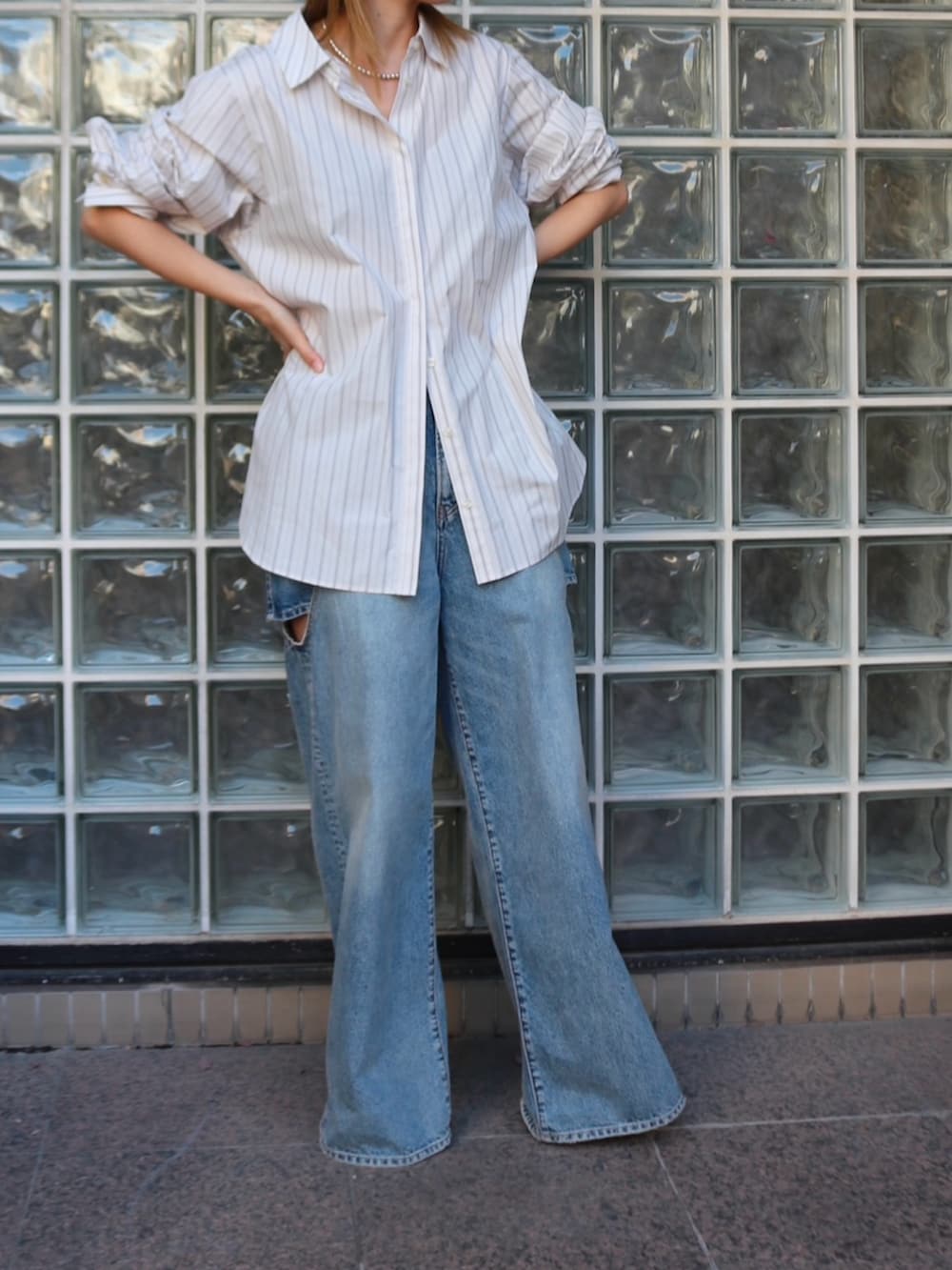 ブルー系のデニムパンツ、ホワイト系のシャツ/ブラウス、グリーン系のその他アウターを着用したレディースの冬コーディネートの4枚目の写真