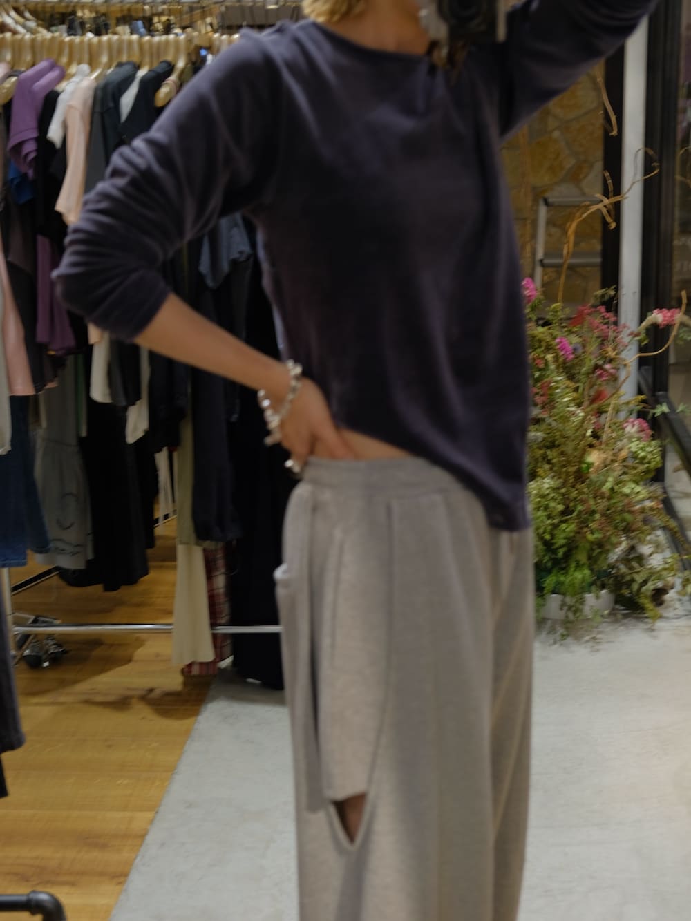 グレー系のスウェットパンツ、ブルー系のTシャツ/カットソーを着用したレディースの夏コーディネートの3枚目の写真