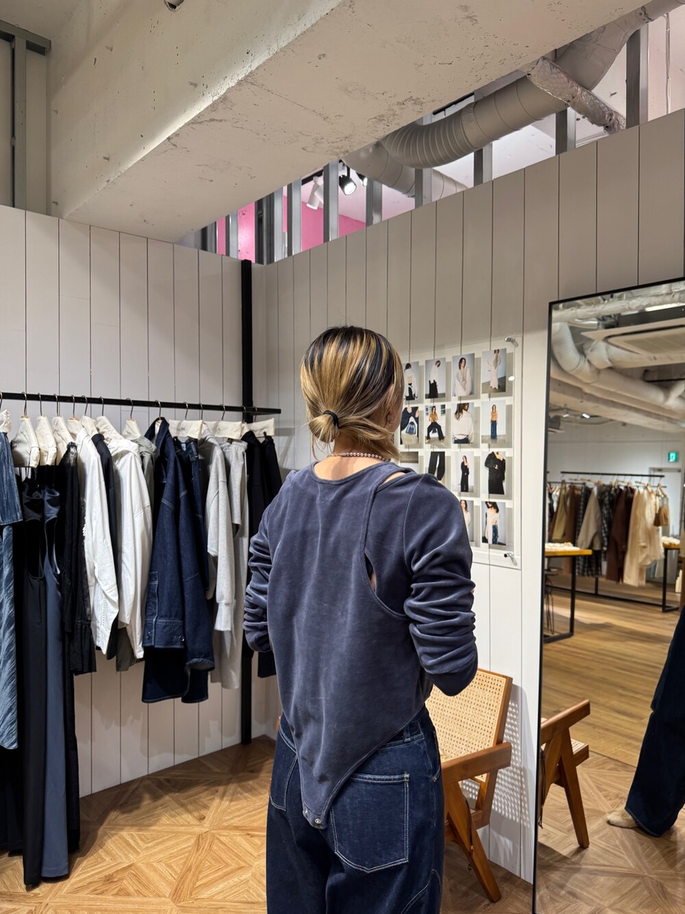 ブラック系のTシャツ/カットソー、ブルー系のハンドバッグ、ブルー系のデニムパンツを着用したレディースの夏コーディネートの3枚目の写真