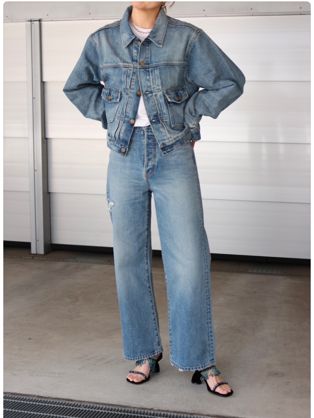 ブルー系のデニムジャケット、グリーン系のその他アウター、ブルー系のデニムパンツを着用したレディースの冬コーディネートの2枚目の写真