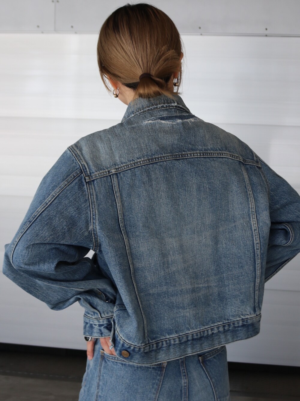 ブルー系のデニムジャケット、グリーン系のその他アウター、ブルー系のデニムパンツを着用したレディースの冬コーディネートの5枚目の写真