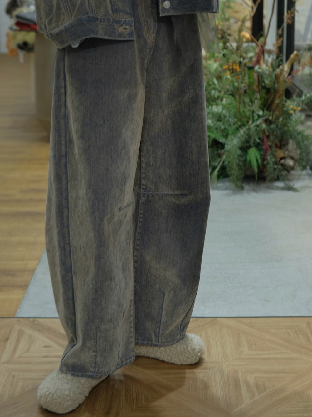 ベージュ系のデニムジャケット、その他のシャツ/ブラウス、ベージュ系のデニムパンツを着用したレディースの夏コーディネートの3枚目の写真