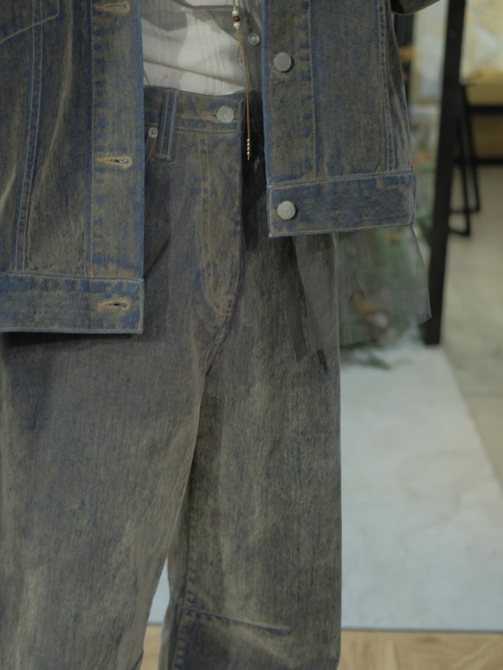 ベージュ系のデニムジャケット、その他のシャツ/ブラウス、ベージュ系のデニムパンツを着用したレディースの夏コーディネートの4枚目の写真