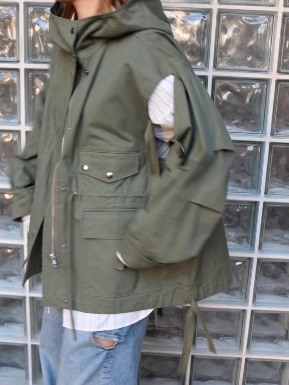 ブルー系のデニムパンツ、ホワイト系のシャツ/ブラウス、グリーン系のその他アウターを着用したレディースの冬コーディネートの2枚目の写真