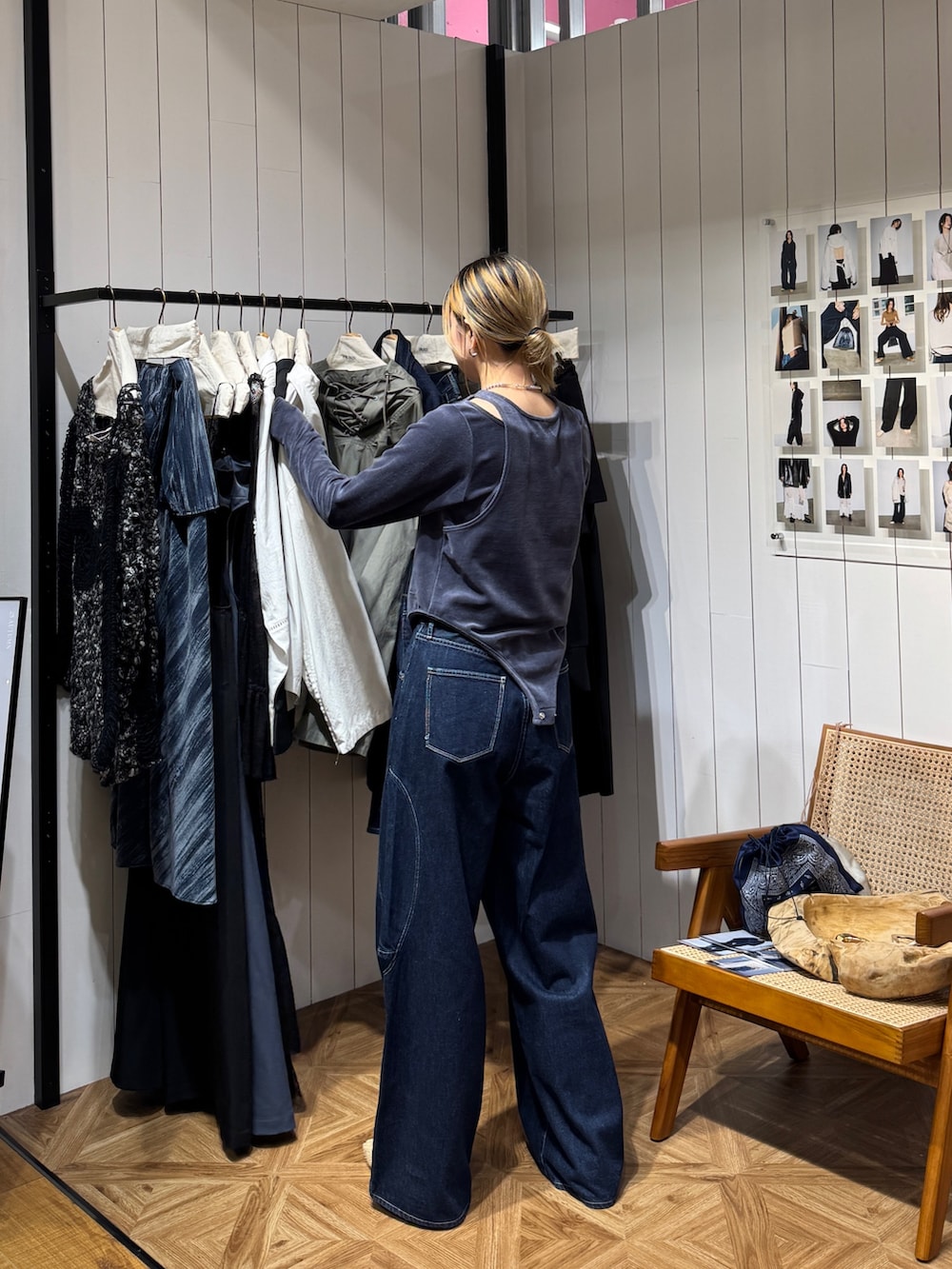 ブラック系のTシャツ/カットソー、ブルー系のハンドバッグ、ブルー系のデニムパンツを着用したレディースの夏コーディネートの7枚目の写真