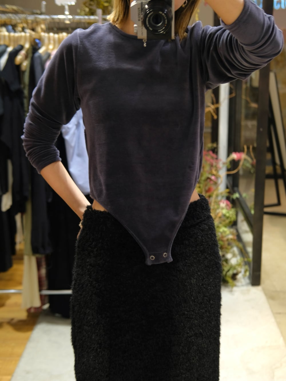 ブルー系のTシャツ/カットソー、ブラック系のテーラードジャケット、ブラック系のスカートを着用したレディースの夏コーディネートの4枚目の写真