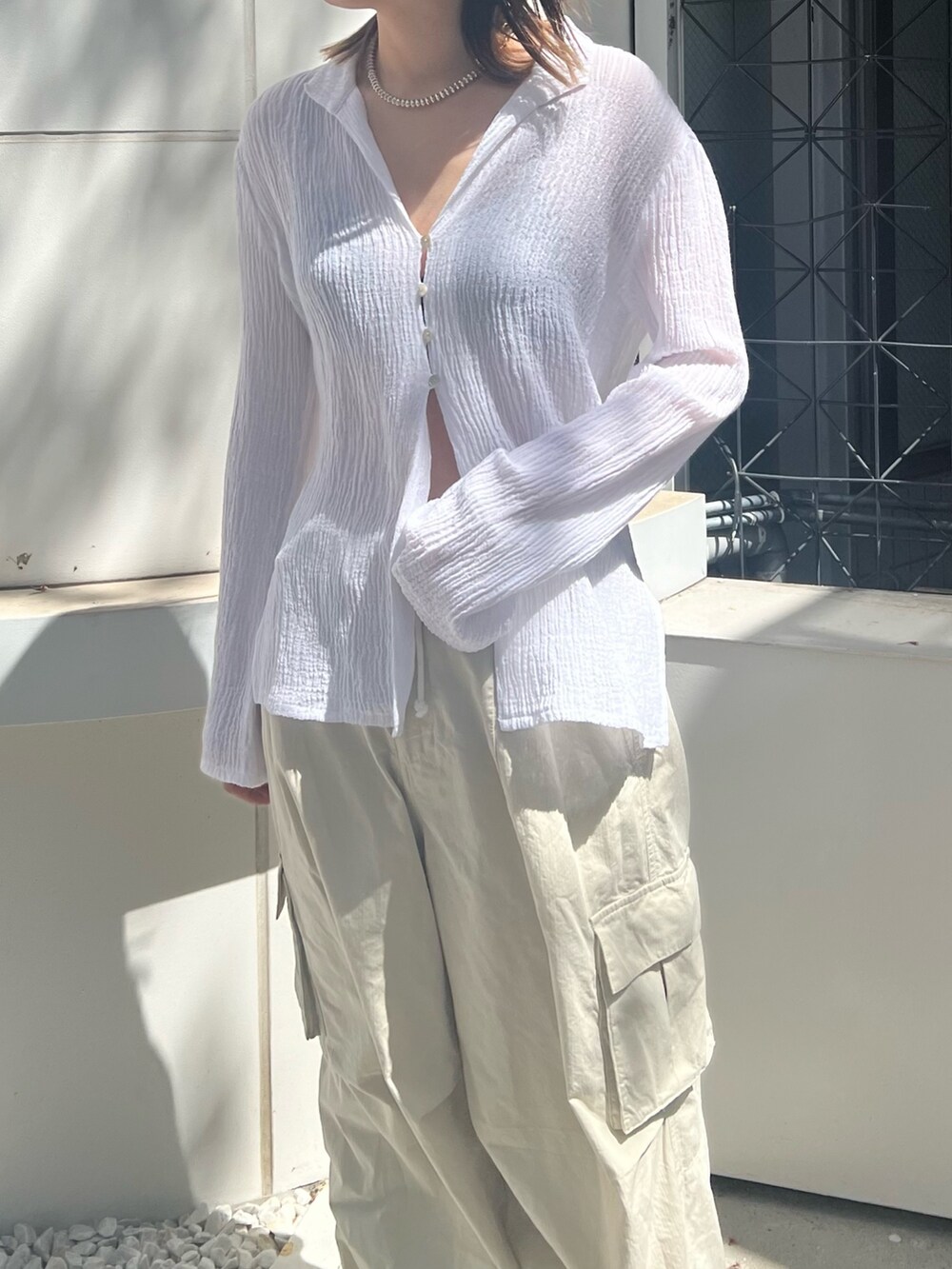 ホワイト系のシャツ/ブラウス、ホワイト系のカーゴパンツを着用したレディースの春コーディネートの2枚目の写真