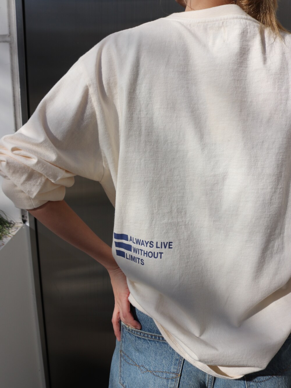 ホワイト系のTシャツ/カットソー、ブルー系のデニムパンツ、イエロー系のトートバッグを着用したレディースの春コーディネートの6枚目の写真