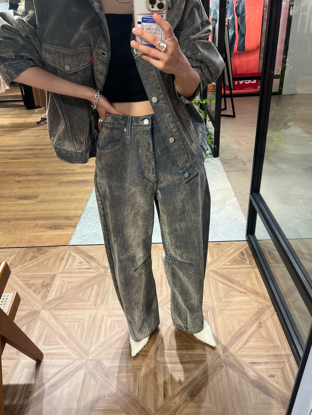 ベージュ系のデニムジャケット、ベージュ系のデニムパンツを着用したレディースの春コーディネートの3枚目の写真