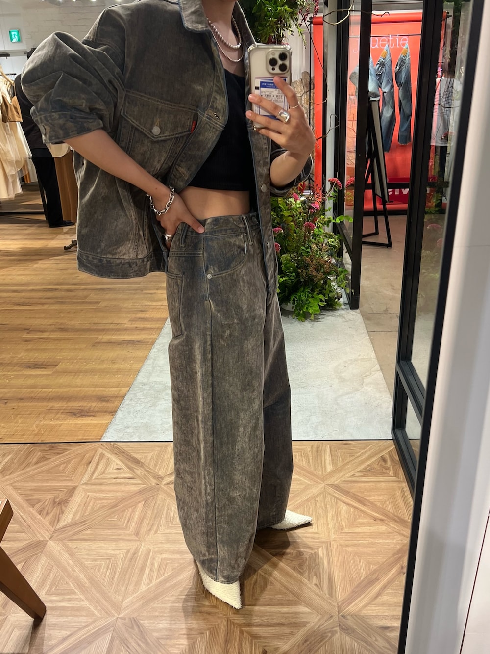 ベージュ系のデニムジャケット、ベージュ系のデニムパンツを着用したレディースの春コーディネートの2枚目の写真