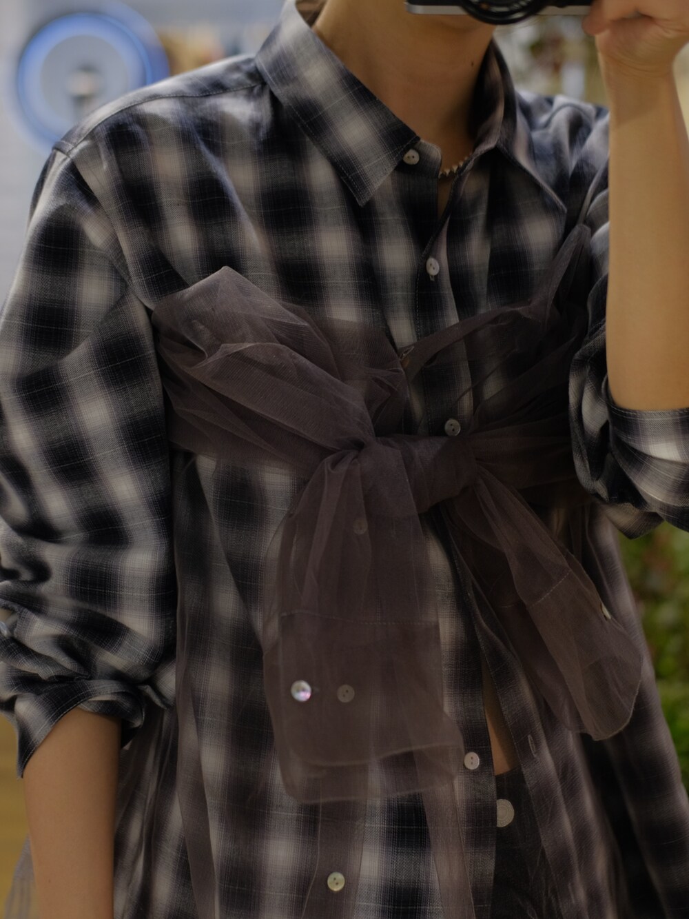 その他のシャツ/ブラウス、ブラック系のデニムパンツを着用したレディースの春コーディネートの2枚目の写真