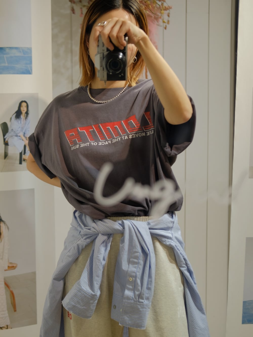 グレー系のTシャツ/カットソー、ブルー系のシャツ/ブラウスを着用したレディースの冬コーディネートの2枚目の写真