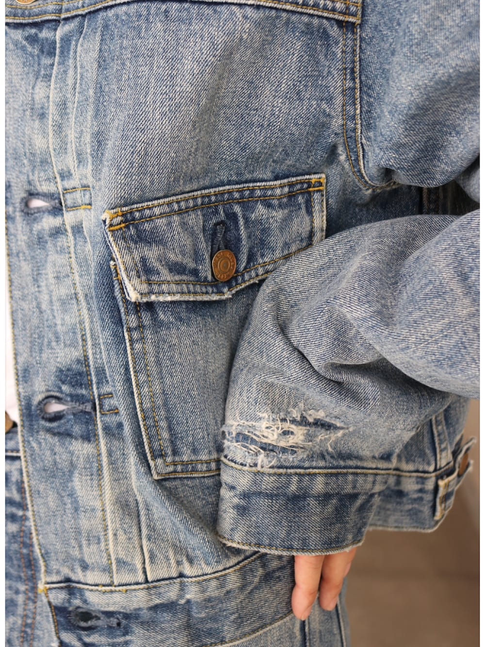 ブルー系のデニムジャケット、グリーン系のその他アウター、ブルー系のデニムパンツを着用したレディースの冬コーディネートの4枚目の写真