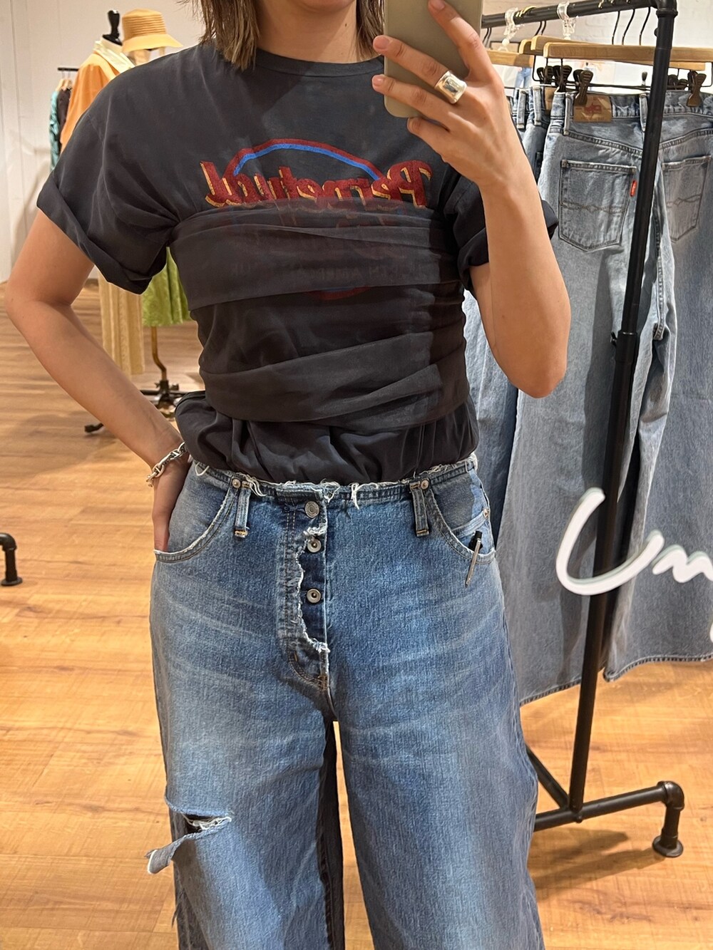 ブルー系のデニムパンツ、グレー系のキャミソール、グレー系のTシャツ/カットソーを着用したレディースの冬コーディネートの2枚目の写真