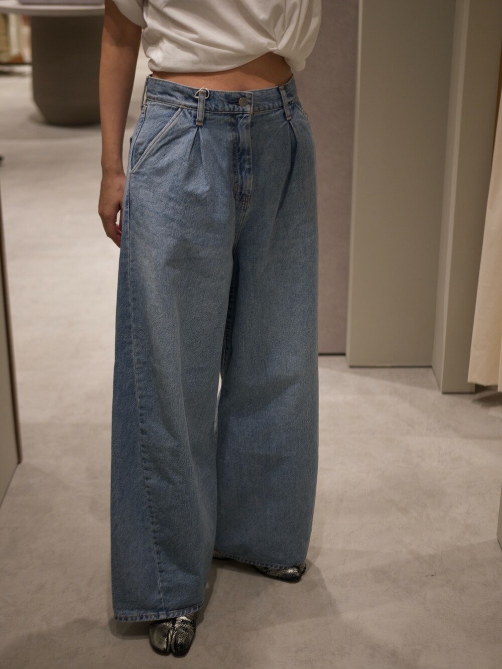 ブルー系のデニムパンツを着用したレディースの春コーディネートの2枚目の写真