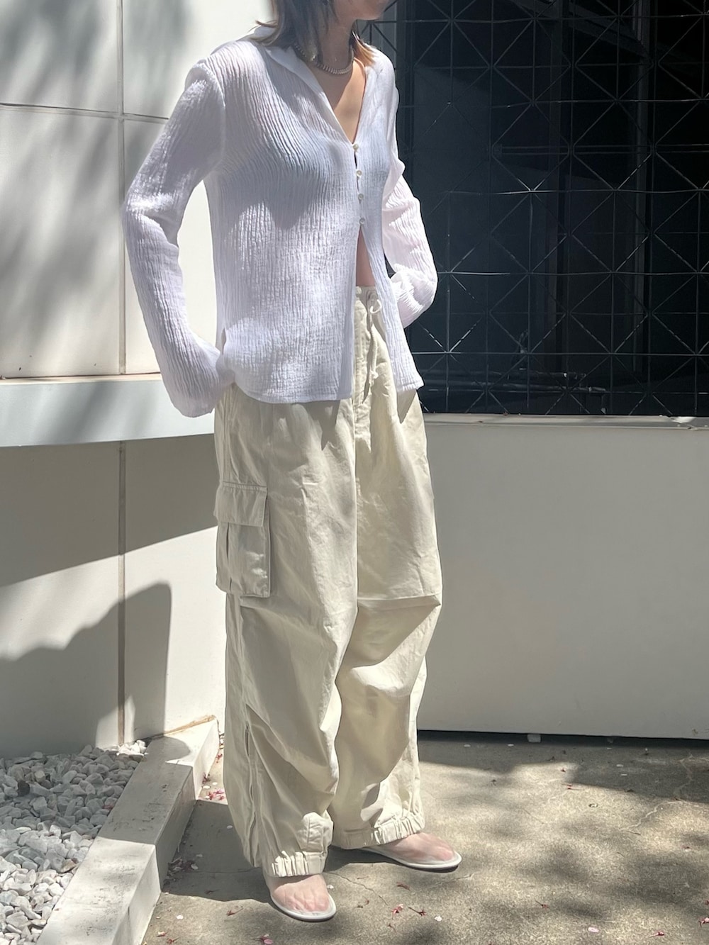 ホワイト系のシャツ/ブラウス、ホワイト系のカーゴパンツを着用したレディースの春コーディネートの3枚目の写真
