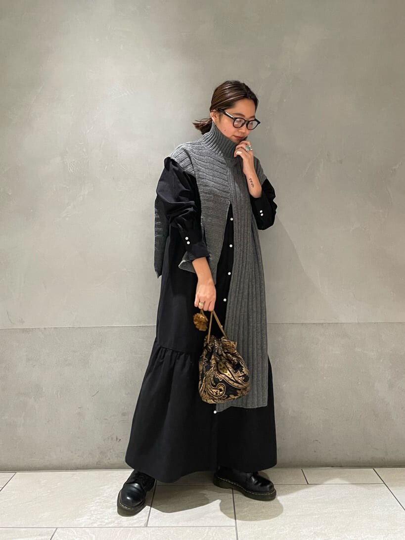 ブラック系のワンピース、グレー系のニット/セーターを着用したレディースの秋コーディネートの3枚目の写真