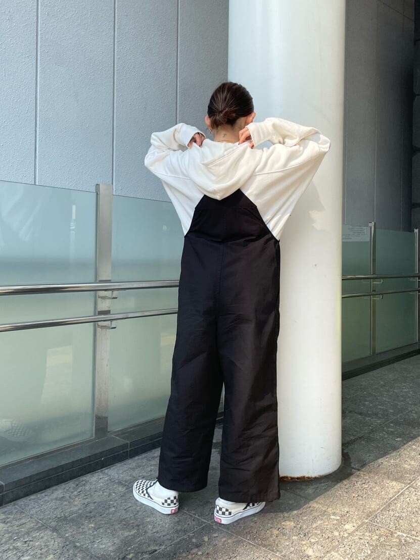 ブラック系のつなぎ/オールインワン、ホワイト系のパーカーを着用したレディースの秋コーディネートの5枚目の写真