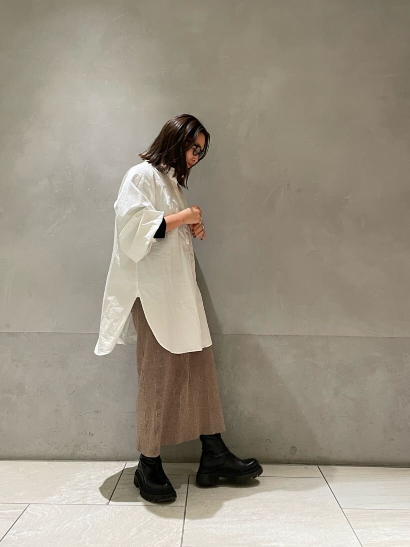 ブラック系のニット/セーター、ブラウン系のスカートを着用したレディースの冬コーディネートの3枚目の写真