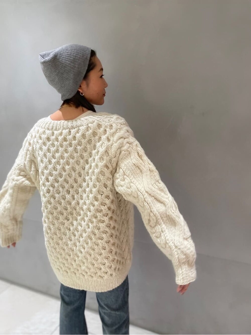 グレー系のTシャツ/カットソー、ブルー系のデニムパンツ、ホワイト系のカーディガン/ボレロを着用したレディースの秋コーディネートの5枚目の写真