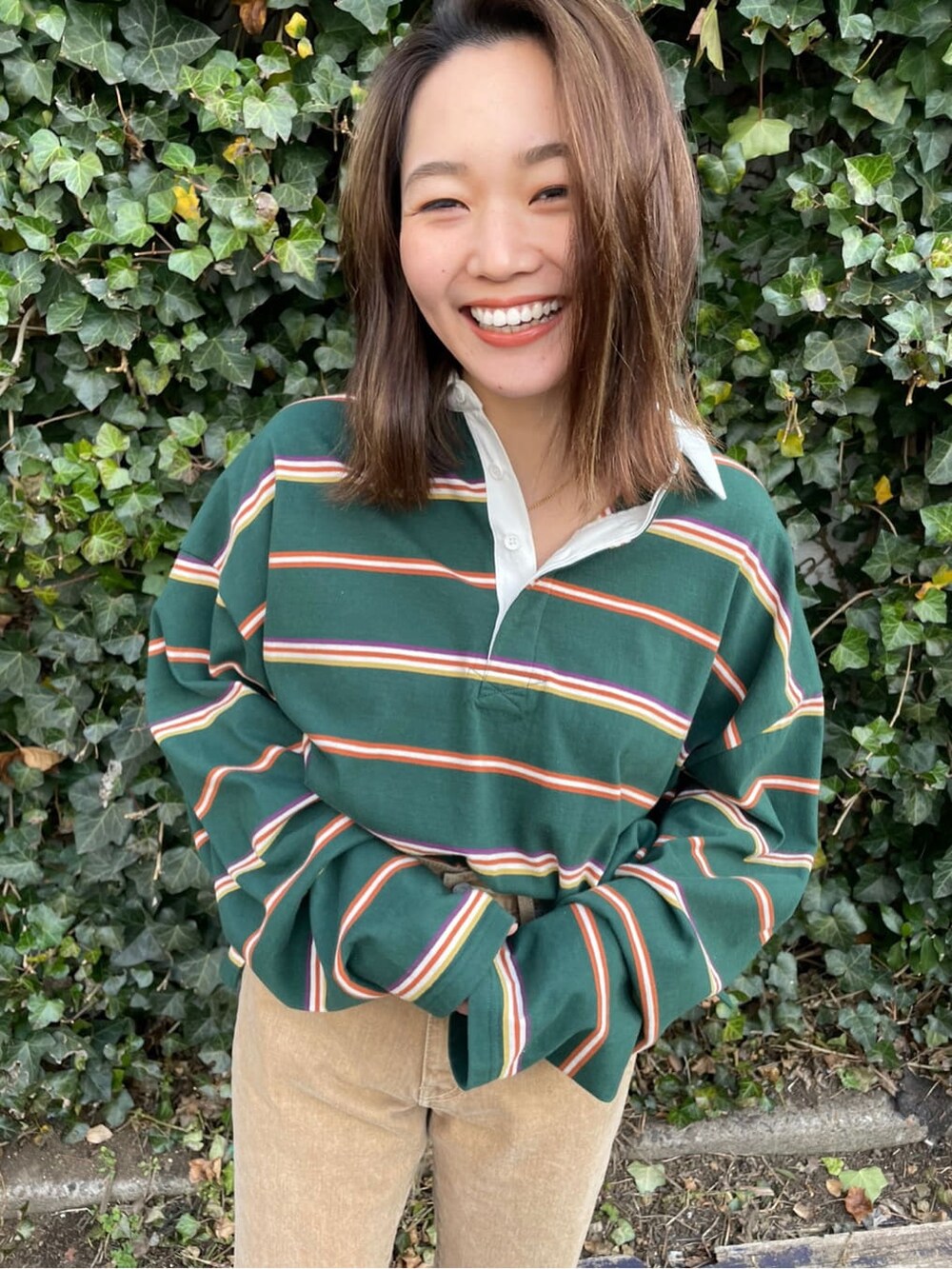 ベージュ系のデニムパンツ、グリーン系のTシャツ/カットソーを着用したレディースの冬コーディネートの5枚目の写真