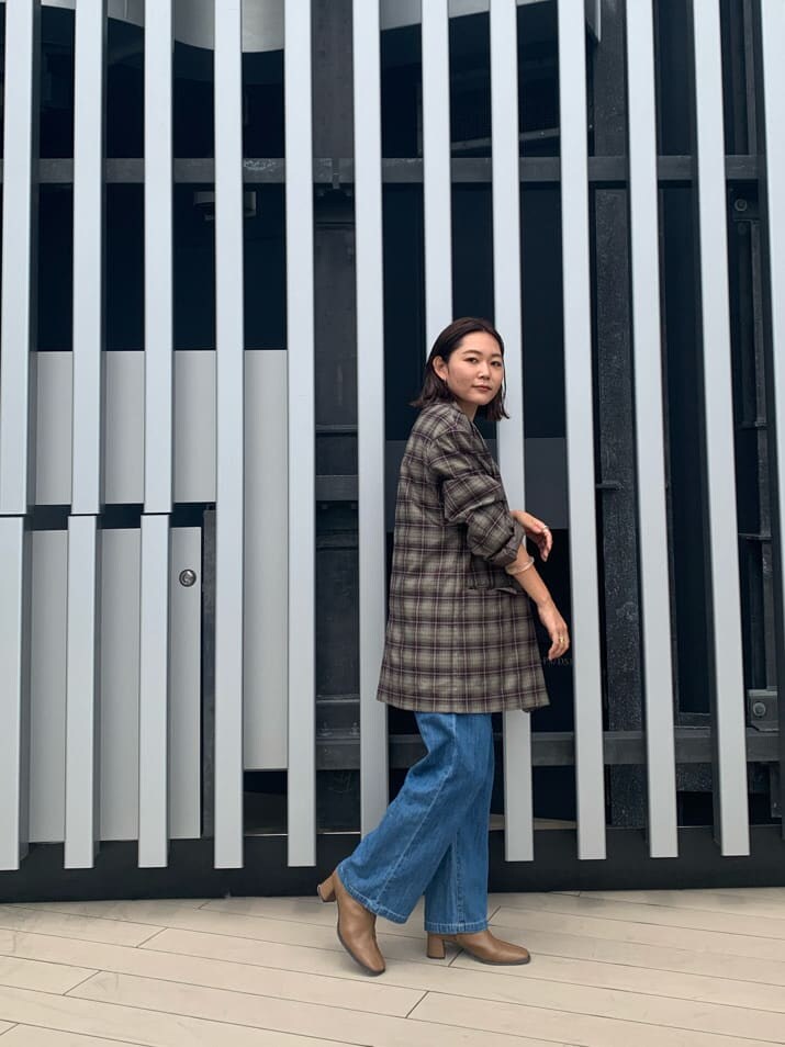 ブルー系のつなぎ/オールインワン、グレー系のテーラードジャケット、ホワイト系のタンクトップを着用したレディースの夏コーディネートの2枚目の写真