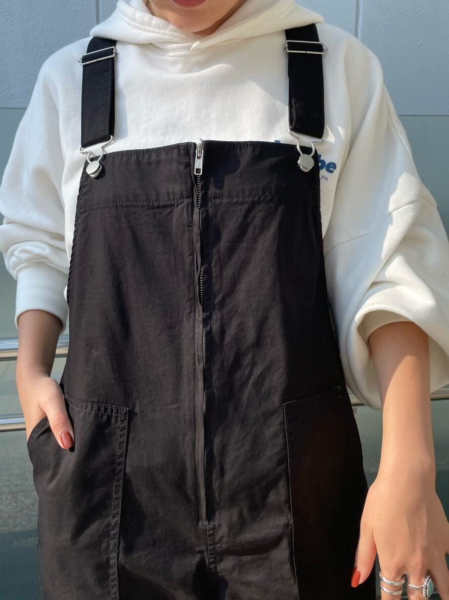 ブラック系のつなぎ/オールインワン、ホワイト系のパーカーを着用したレディースの秋コーディネートの4枚目の写真