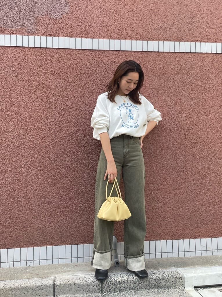 ベージュ系のデニムパンツ、ホワイト系のスウェットを着用したレディースの秋コーディネートの2枚目の写真