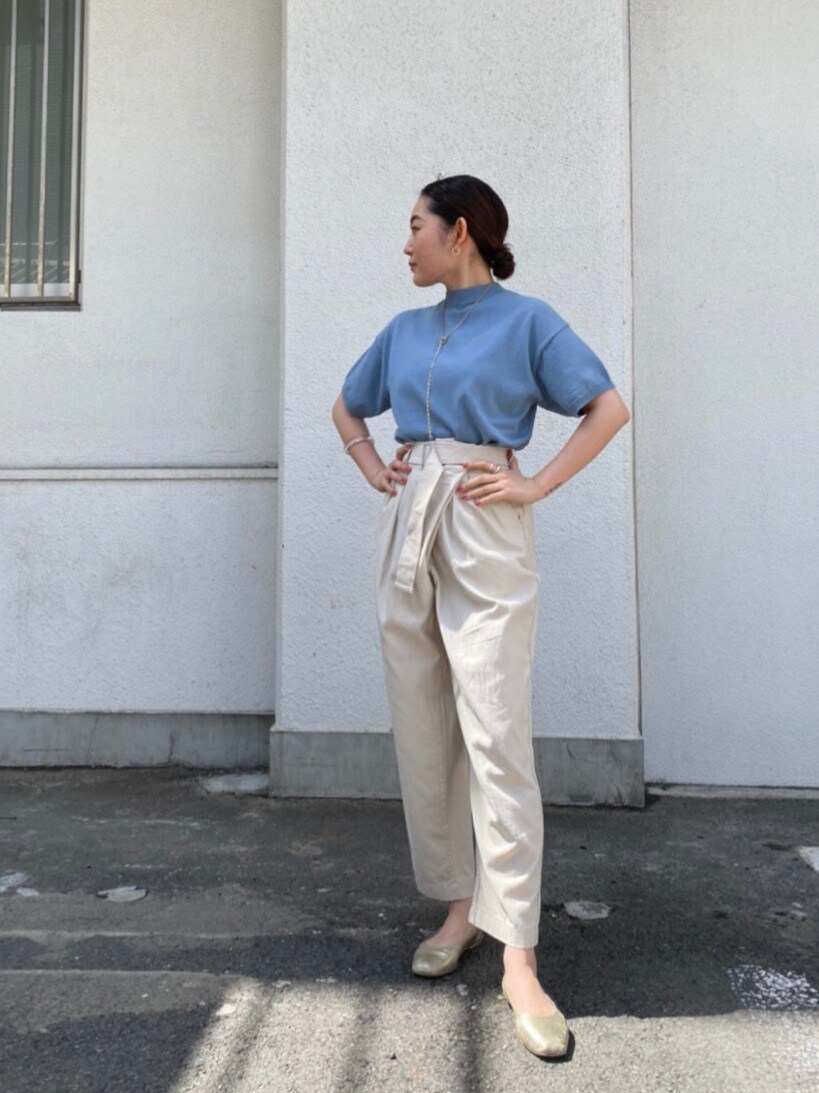 ホワイト系のその他パンツを着用したレディースの春コーディネートの2枚目の写真