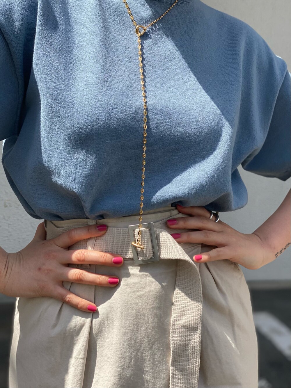 ホワイト系のその他パンツを着用したレディースの春コーディネートの5枚目の写真