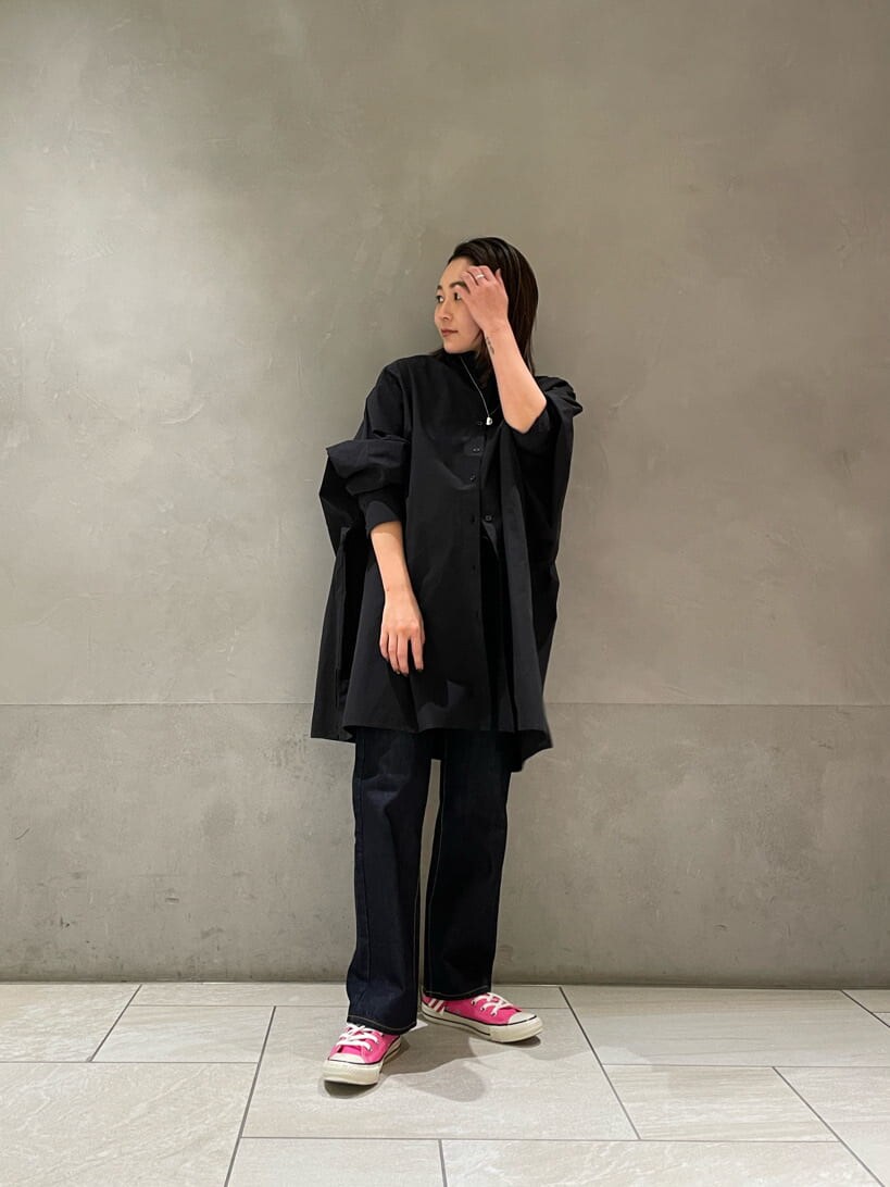 ブルー系のデニムパンツ、ブラック系のシャツ/ブラウスを着用したレディースの冬コーディネートの2枚目の写真