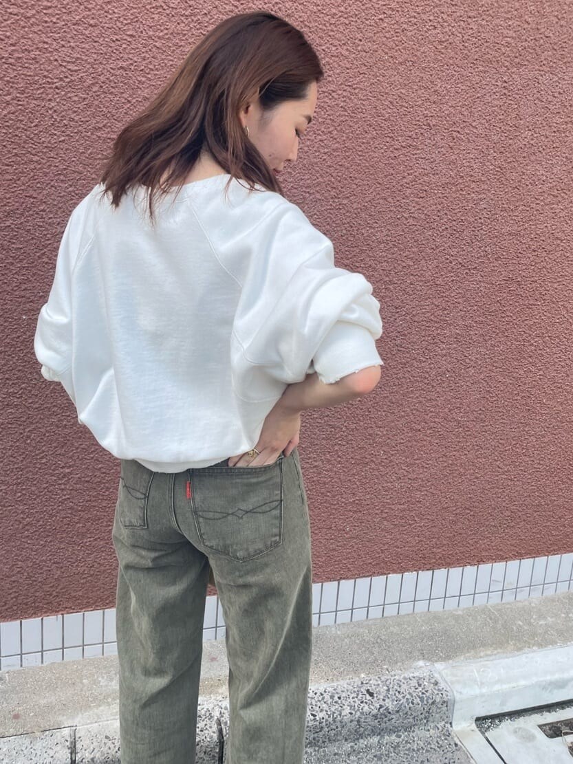 ベージュ系のデニムパンツ、ホワイト系のスウェットを着用したレディースの秋コーディネートの4枚目の写真