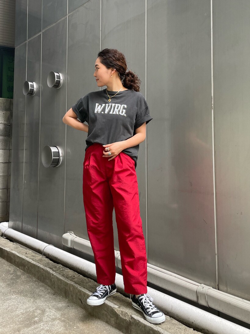 グレー系のTシャツ/カットソー、レッド系のその他パンツを着用したレディースの春コーディネートの2枚目の写真