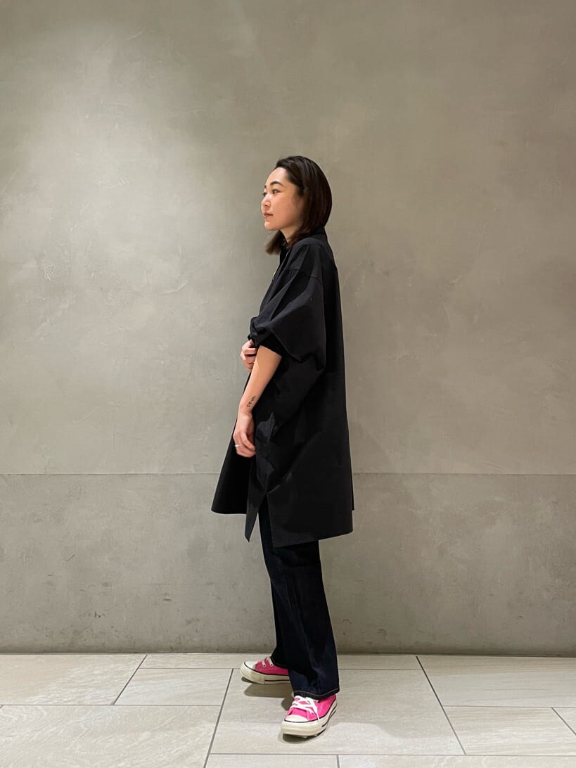 ブルー系のデニムパンツ、ブラック系のシャツ/ブラウスを着用したレディースの冬コーディネートの3枚目の写真