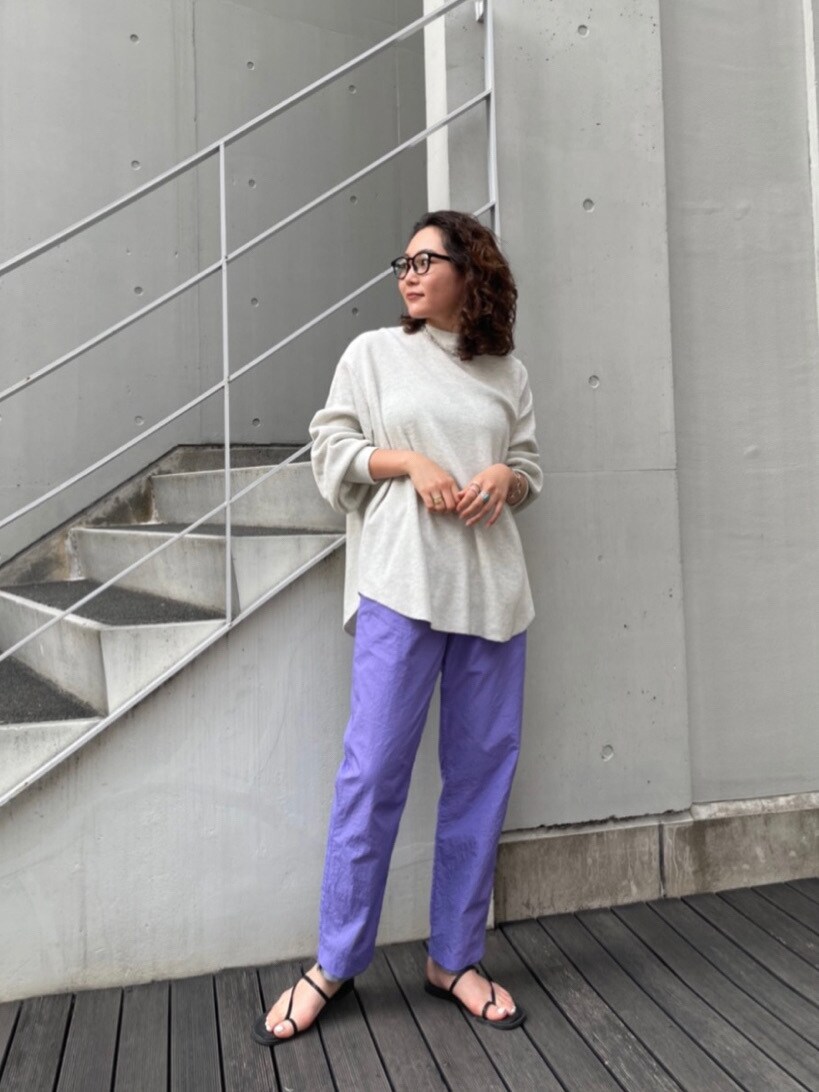 パープル系のその他パンツ、ブラック系のサンダル、ホワイト系のTシャツ/カットソーを着用したレディースの夏コーディネートの2枚目の写真