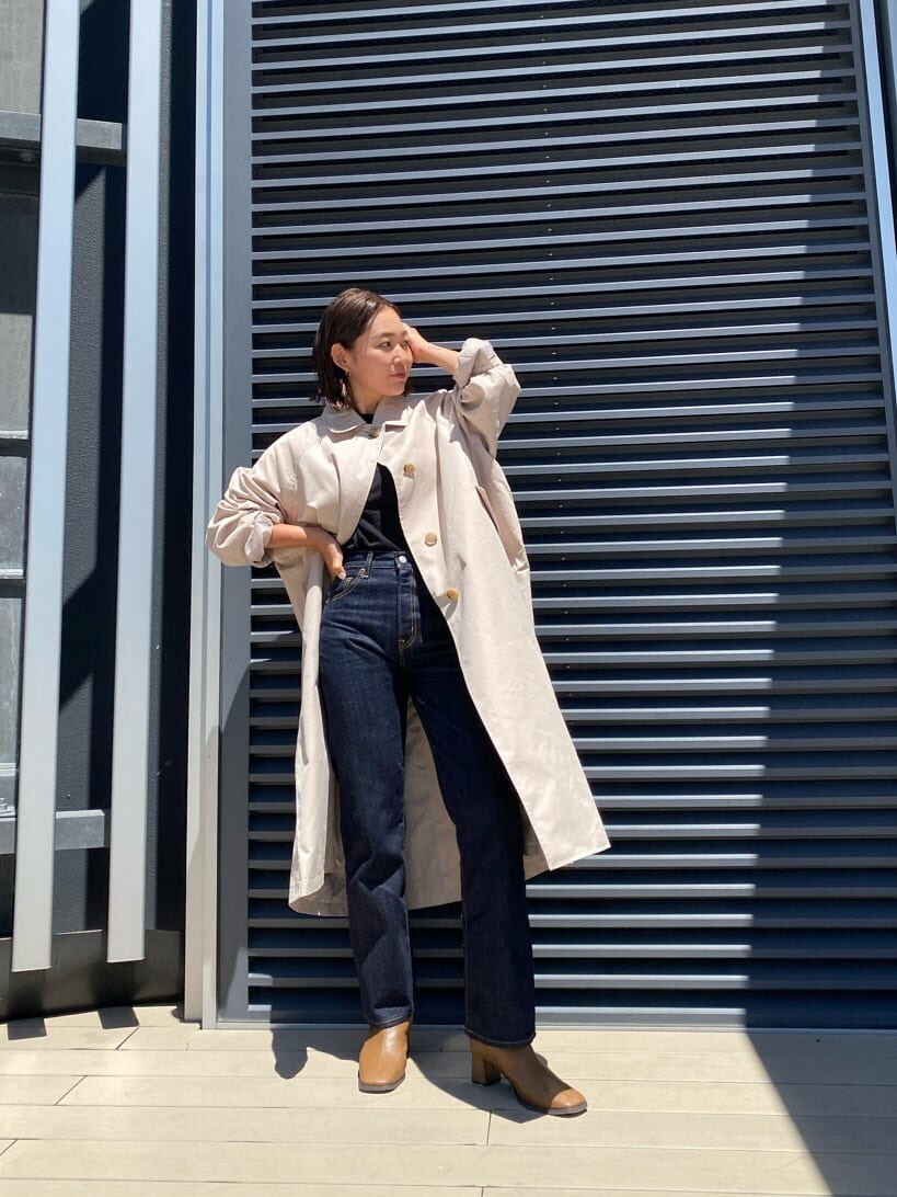 ブラック系のTシャツ/カットソー、ホワイト系のステンカラーコート、ブルー系のデニムパンツを着用したレディースの夏コーディネートの2枚目の写真