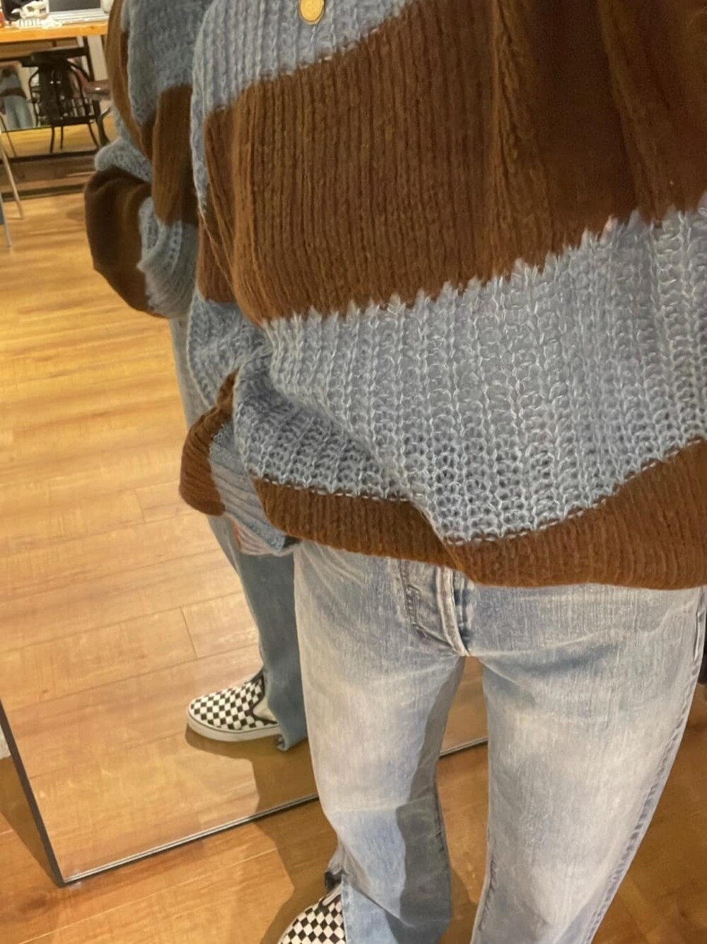 ブルー系のデニムパンツ、ブルー系のニット/セーターを着用したレディースの秋コーディネートの4枚目の写真