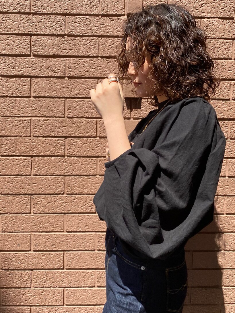 ブラック系のシャツ/ブラウス、ブルー系のデニムパンツを着用したレディースの春コーディネートの3枚目の写真