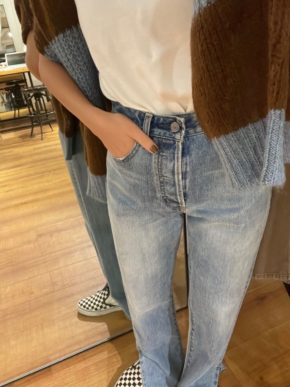 ブルー系のデニムパンツ、ブルー系のニット/セーターを着用したレディースの秋コーディネートの3枚目の写真
