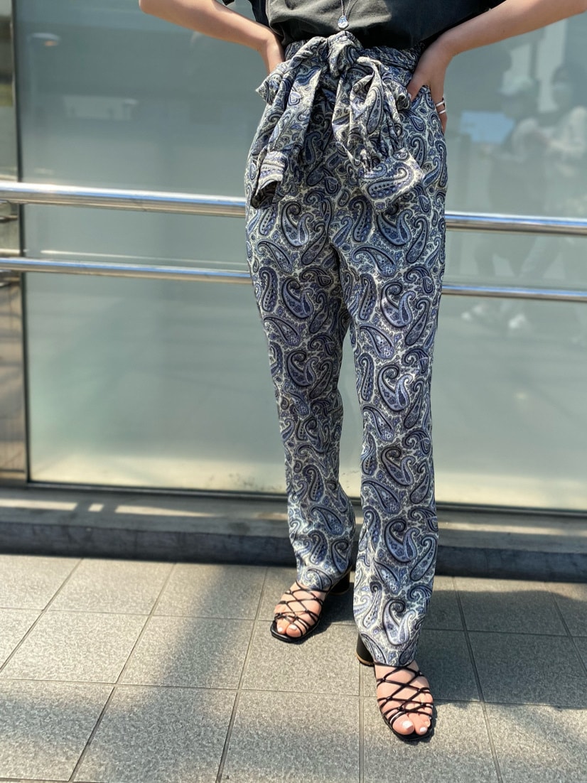 ブルー系のつなぎ/オールインワンを着用したレディースの春コーディネートの5枚目の写真