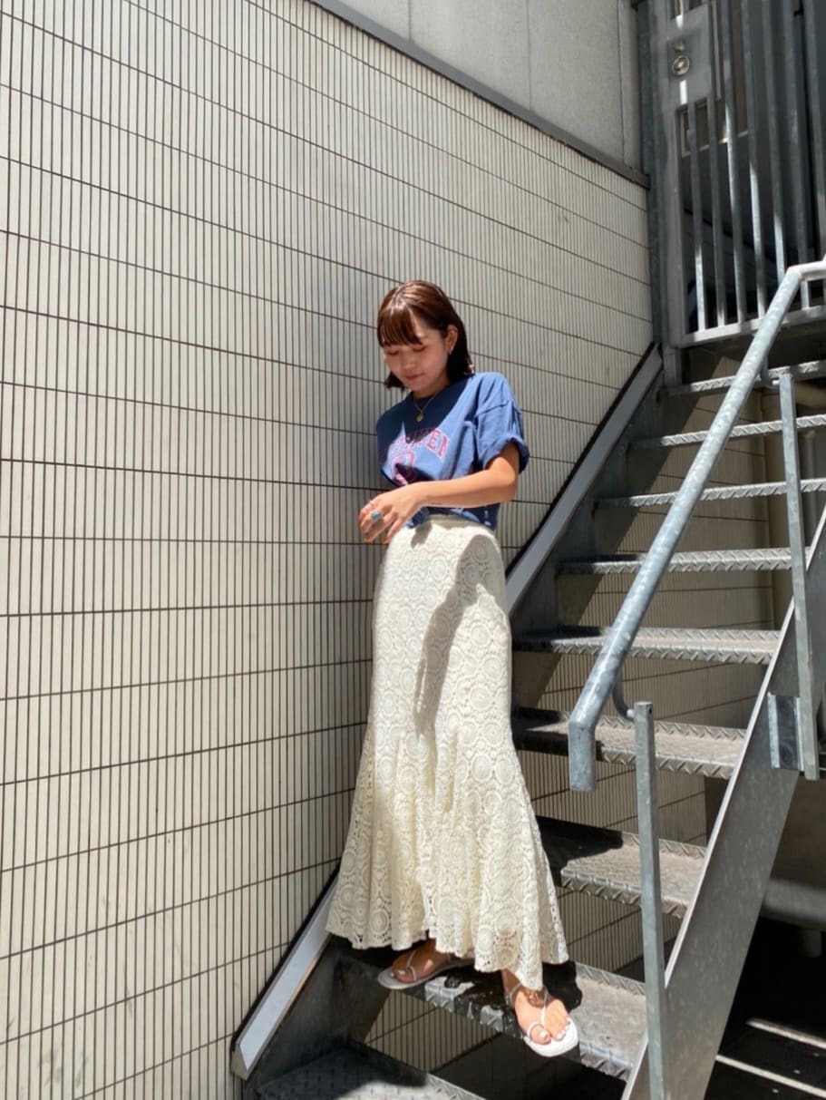 ホワイト系のスカート、ブルー系のTシャツ/カットソーを着用したレディースの夏コーディネートの3枚目の写真