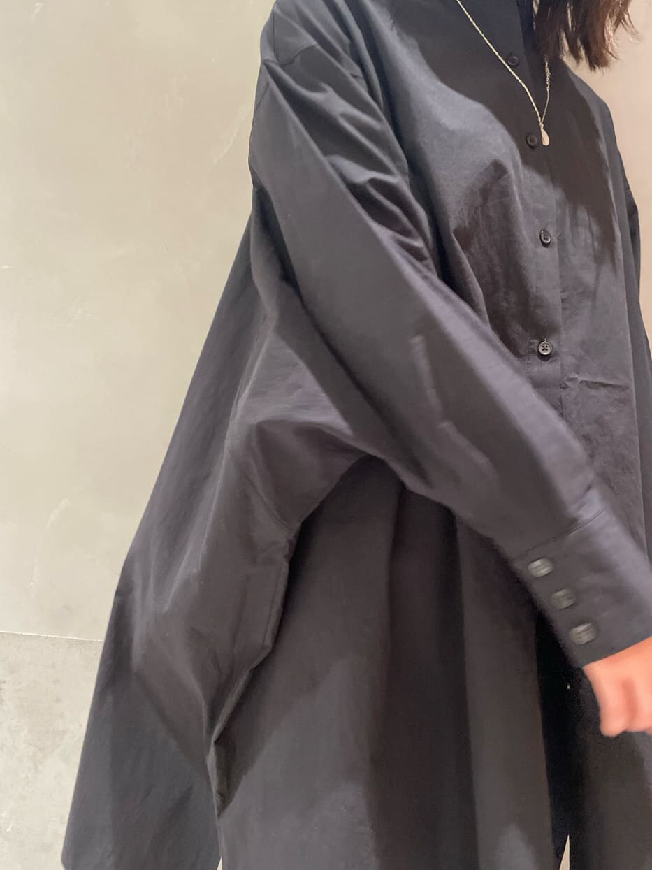 ブルー系のデニムパンツ、ブラック系のシャツ/ブラウスを着用したレディースの冬コーディネートの6枚目の写真