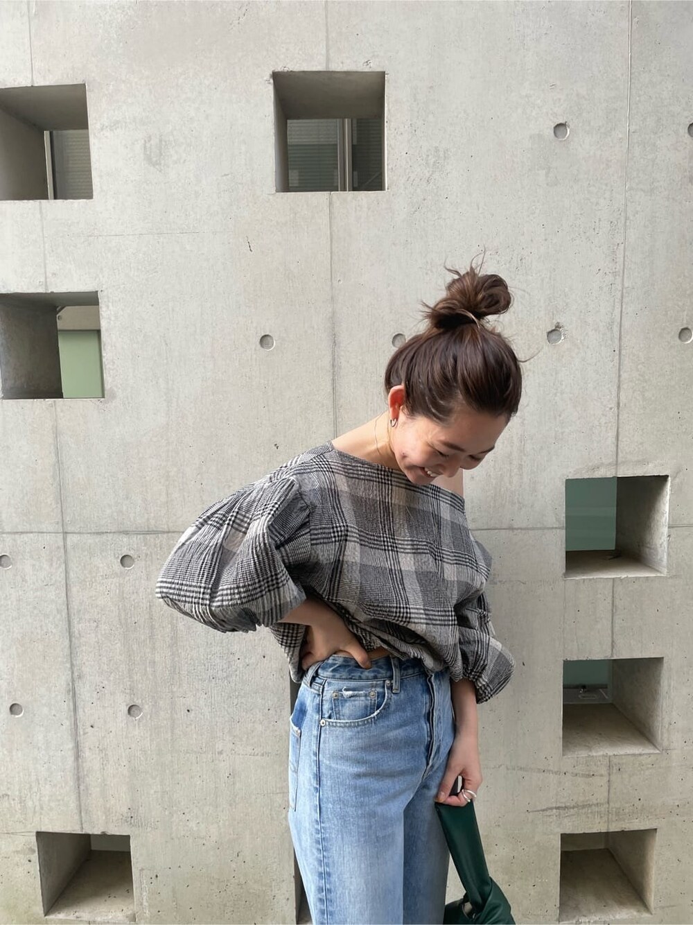 ブラック系のシャツ/ブラウス、ブルー系のデニムパンツ、ブラック系のパンプスを着用したレディースの春コーディネートの5枚目の写真