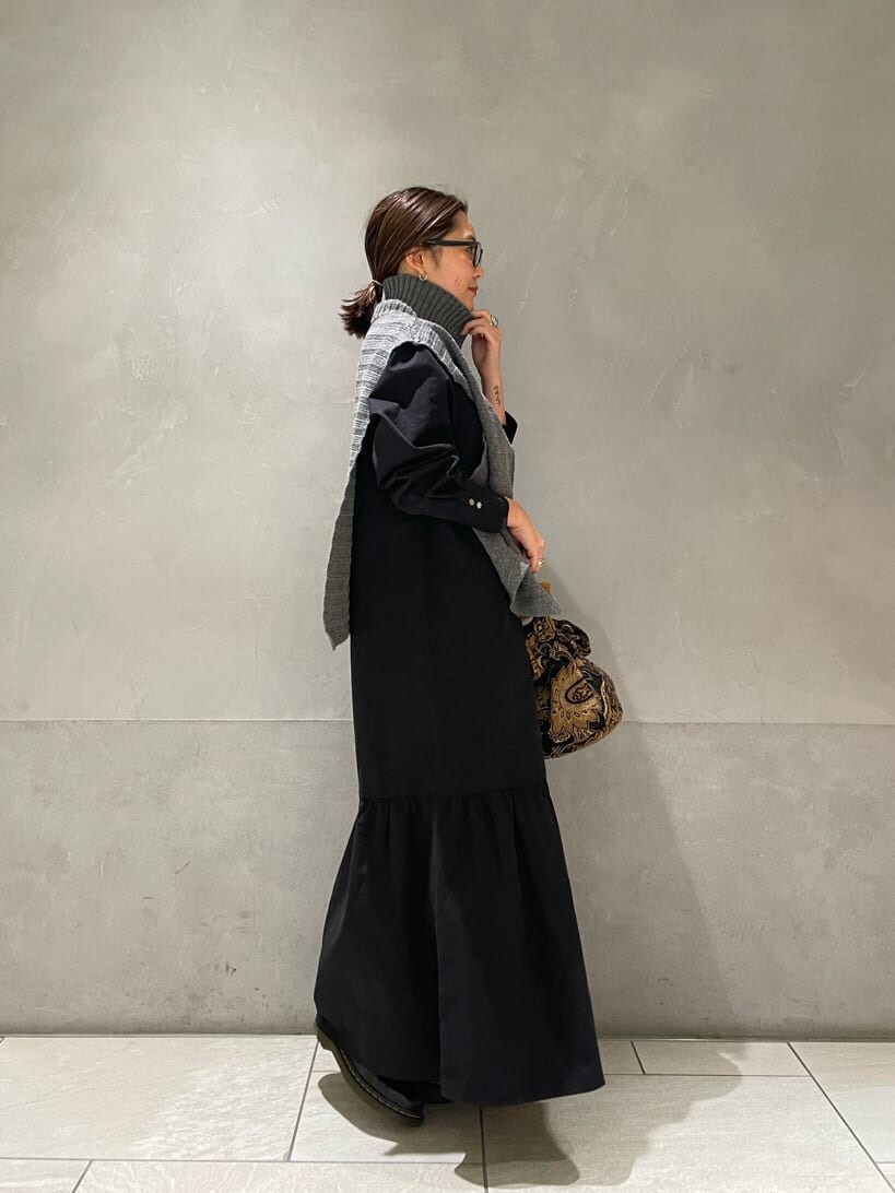 ブラック系のワンピース、グレー系のニット/セーターを着用したレディースの秋コーディネートの2枚目の写真
