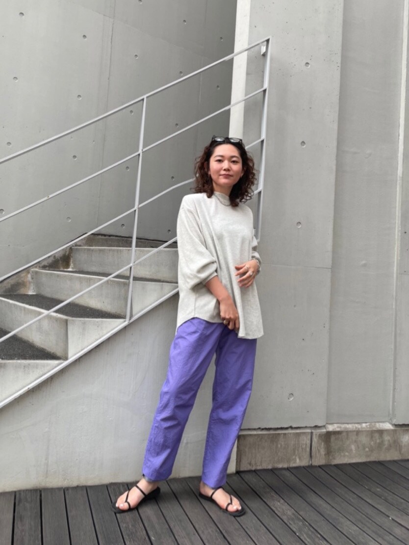 パープル系のその他パンツ、ブラック系のサンダル、ホワイト系のTシャツ/カットソーを着用したレディースの夏コーディネートの4枚目の写真