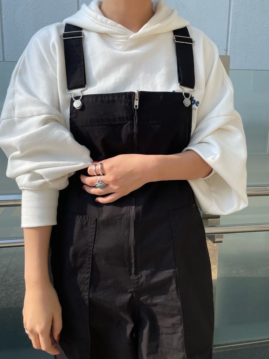 ブラック系のつなぎ/オールインワン、ホワイト系のパーカーを着用したレディースの秋コーディネートの3枚目の写真