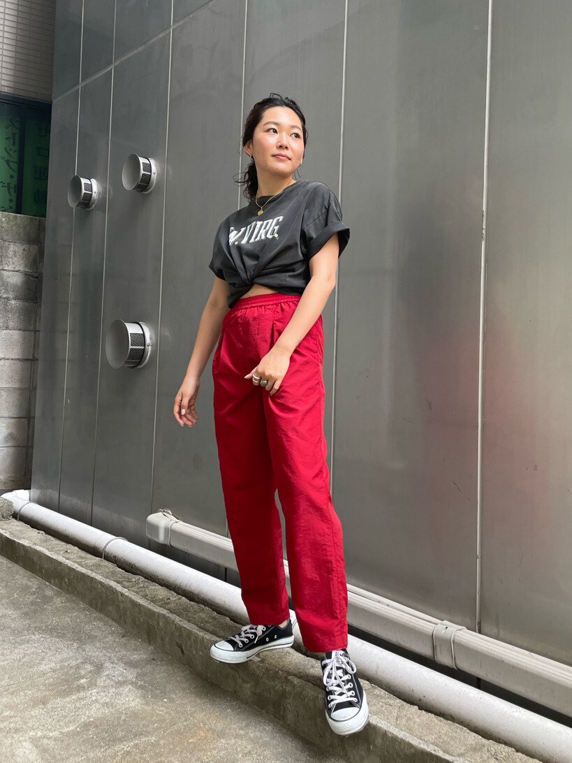 グレー系のTシャツ/カットソー、レッド系のその他パンツを着用したレディースの春コーディネートの3枚目の写真