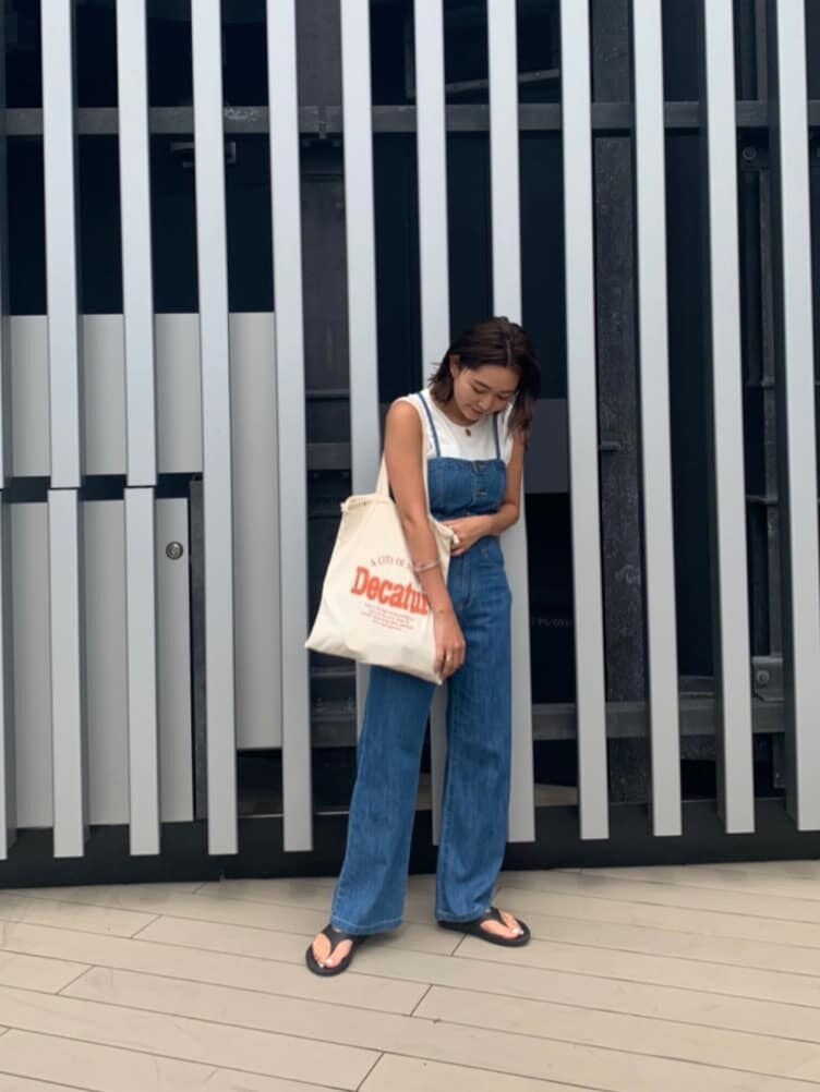 ブルー系のつなぎ/オールインワン、グレー系のテーラードジャケット、ホワイト系のタンクトップを着用したレディースの夏コーディネートの5枚目の写真