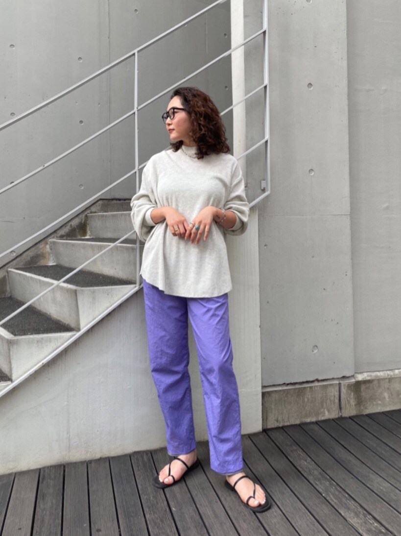 パープル系のその他パンツ、ブラック系のサンダル、ホワイト系のTシャツ/カットソーを着用したレディースの夏コーディネートの3枚目の写真