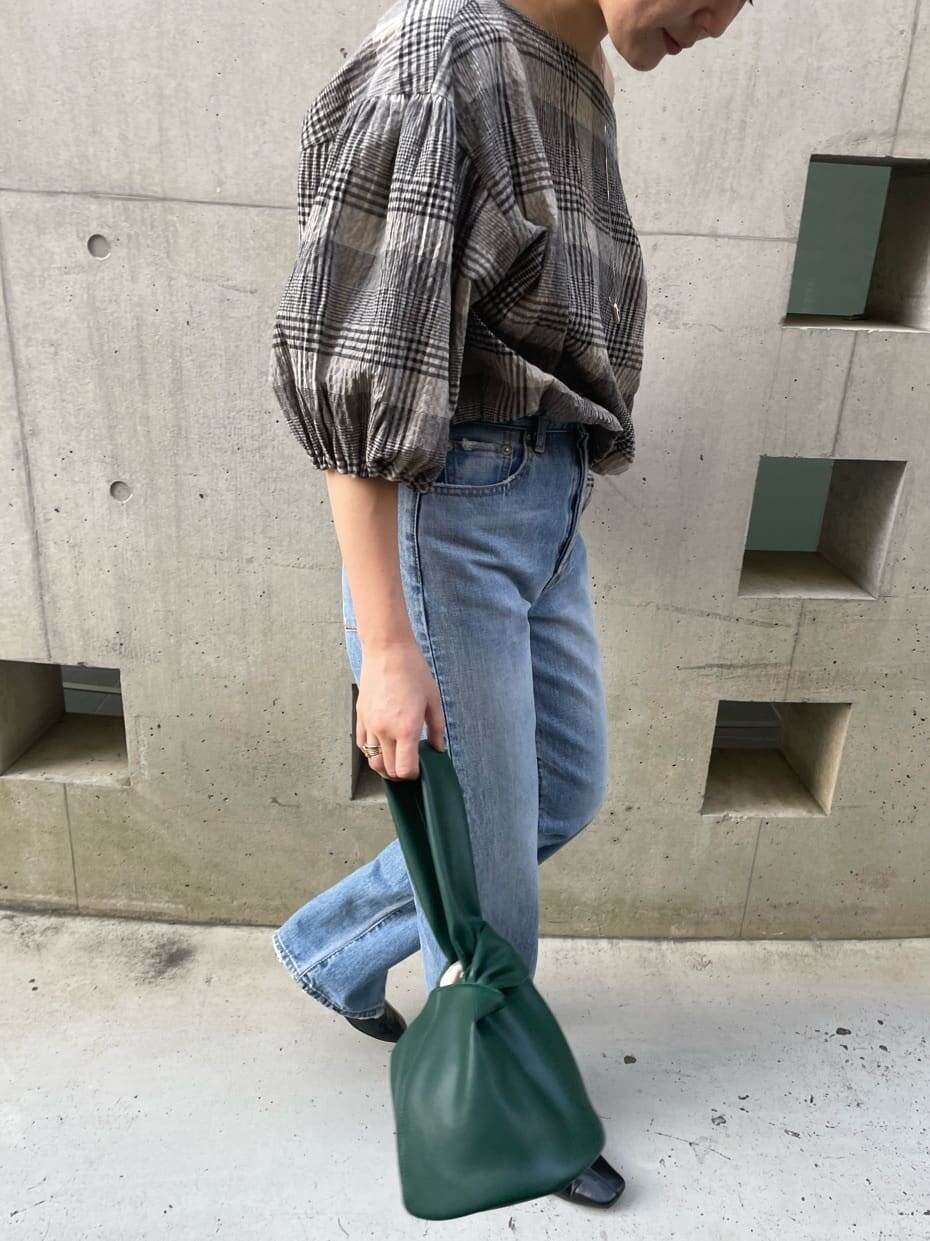 ブラック系のシャツ/ブラウス、ブルー系のデニムパンツ、ブラック系のパンプスを着用したレディースの春コーディネートの4枚目の写真